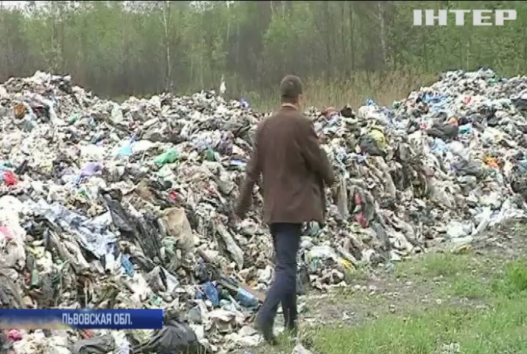 Червоноград атаковали мусором из Львова (видео)