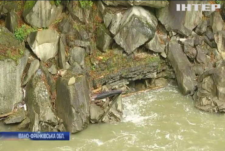 Жителі Прикарпаття перетворили річку Прут на каналізацію