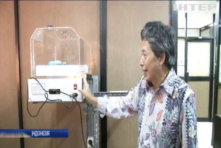 В Індонезії виробник інкубаторів для немовлят роздає їх малозабезпеченим