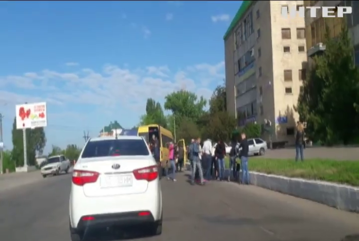 На Дніпропетровщині КамАЗ протаранив маршрутку з пасажирами