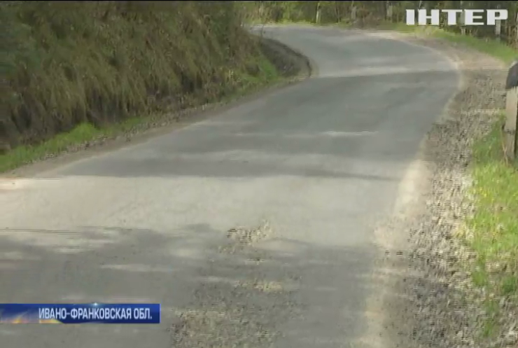 На Прикарпатье рассыпается отремонтированная дорога