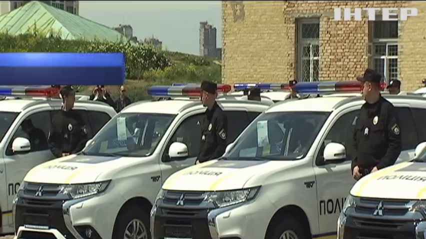 В Днепре полицейские Toyota Prius ремонтируют в частном дворе