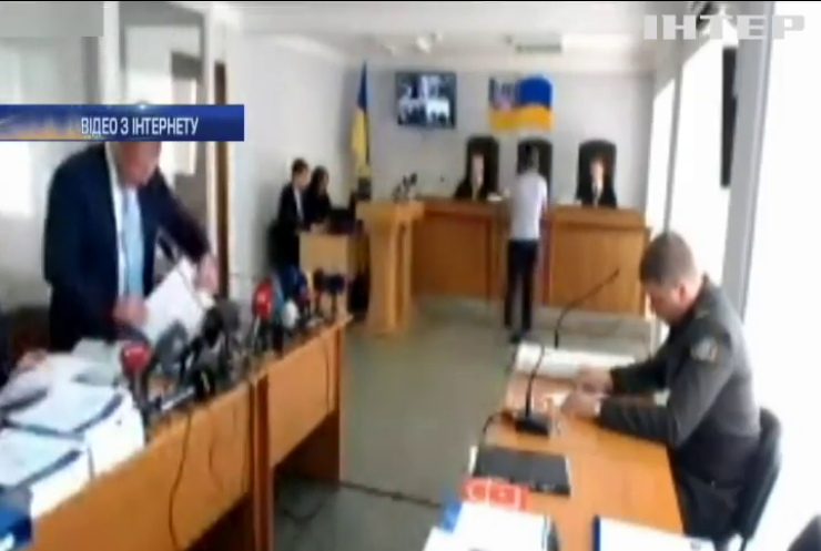 Янукович вимагає присутності в суді Луценка