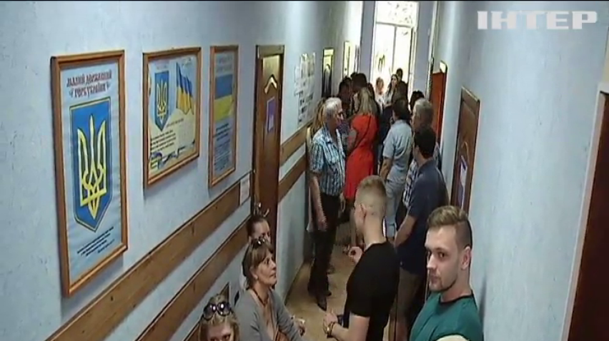 Украинцы штурмуют паспортные центры (видео)