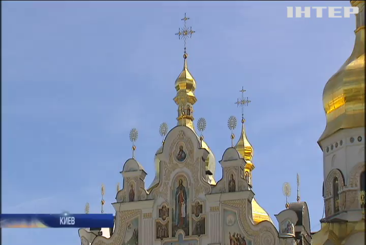 Троицу в Киево-Печерской лавре отметили тысячи людей