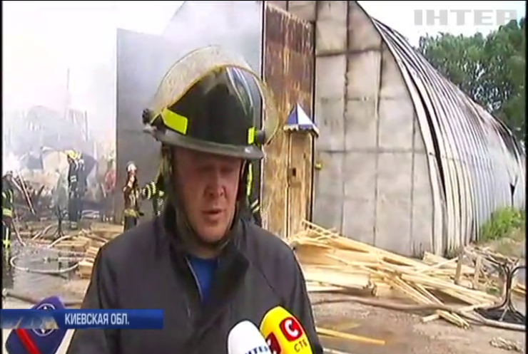 В Броварах горели склады з древесиной