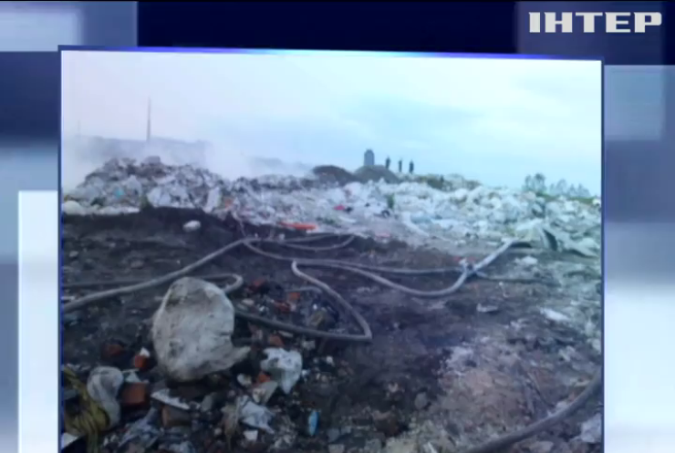 На Львівщині добу гасили пожежу на сміттєзвалищі