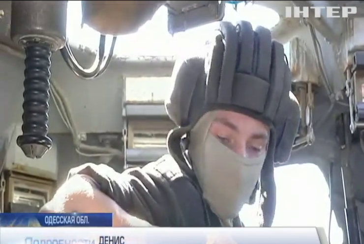 Под Одессой курсанты отрабатывают езду на бронетехнике