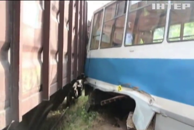 У Дніпрі потяг протаранив трамвай з пасажирами