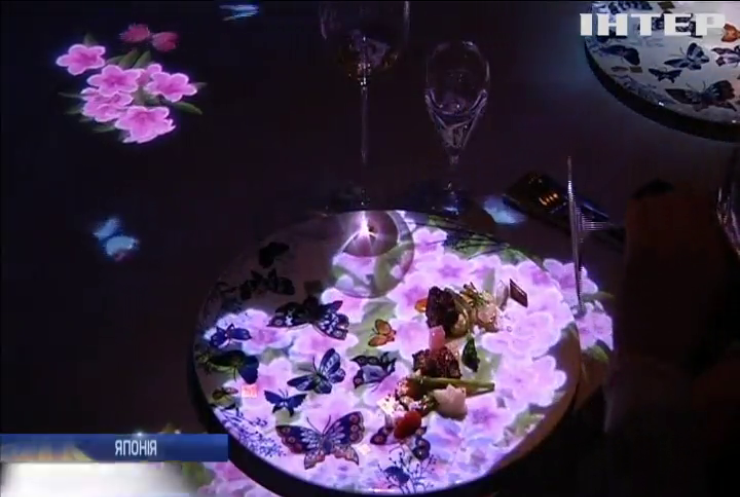 В ресторані Японії відвідувачі їдять з віртуальними рибами та метеликами на столі