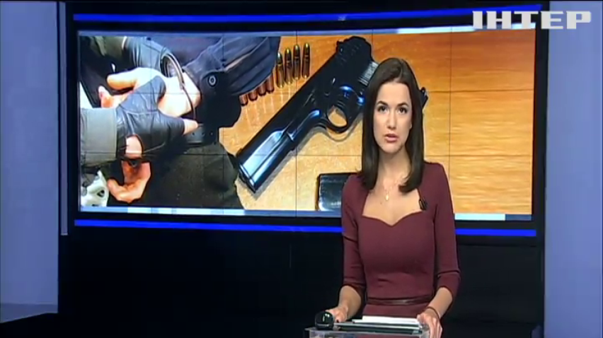 Чиновник в Києві намагався продати автомати та пістолети
