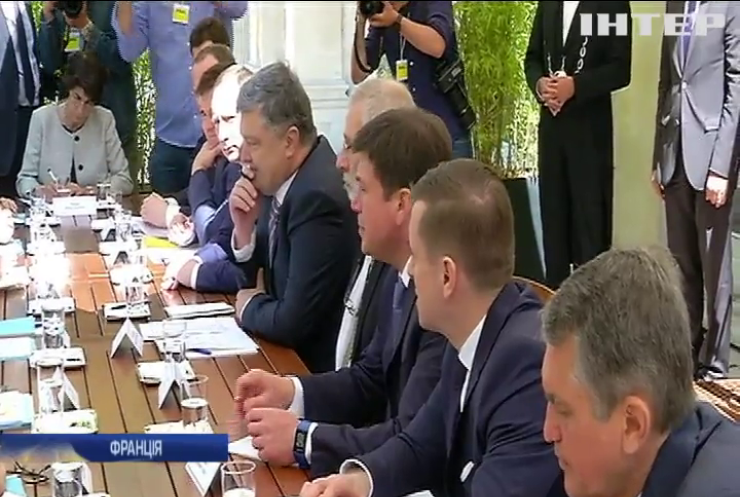 Порошенко обговорив з Макроном позицію по Донбасу