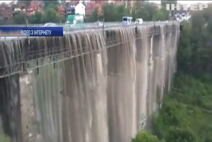 У Кам'янці-Подільському злива перетворила міст на водоспад