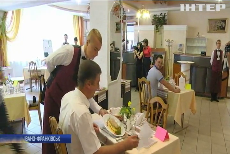 В Івано-Франківську випускники складали іспити в ресторані
