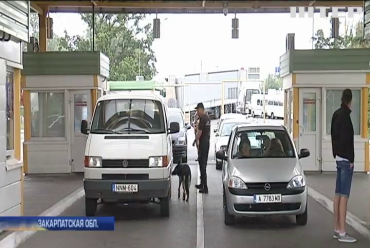 На границе с Венгрией машины стоят по 10 часов