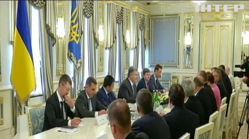 Порошенко обсудил укрепление обороноспособности Украины с конгрессменами США