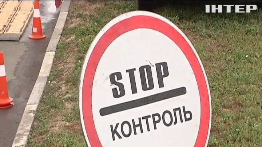 Біля Миколаєва вишукувалася черга вантажівок (відео)