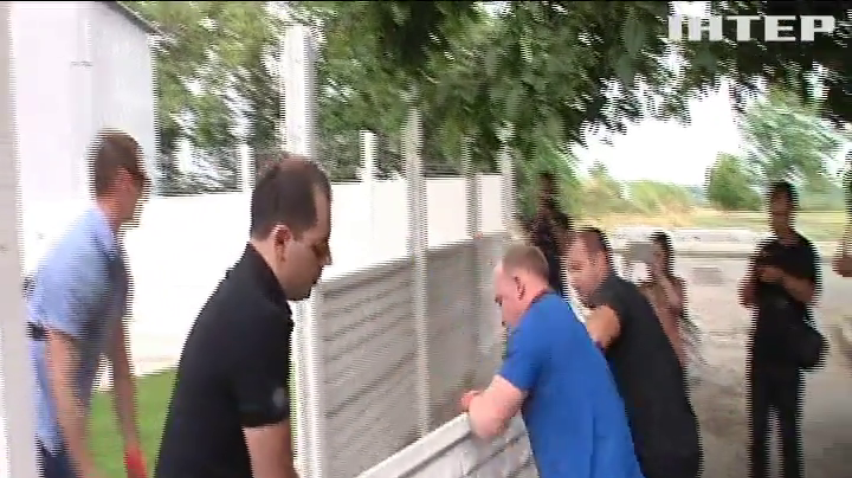 В Николаеве снесли незаконный забор депутата возле многоэтажки 