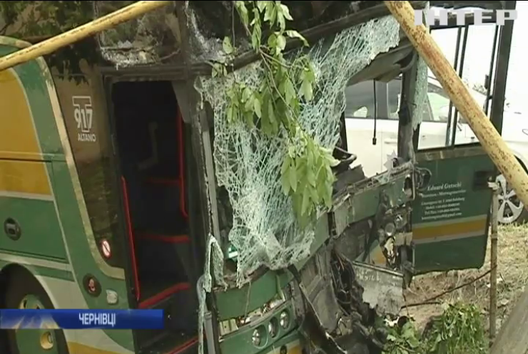 Аварія у Чернівцях: рейсовий автобус винесло у кювет