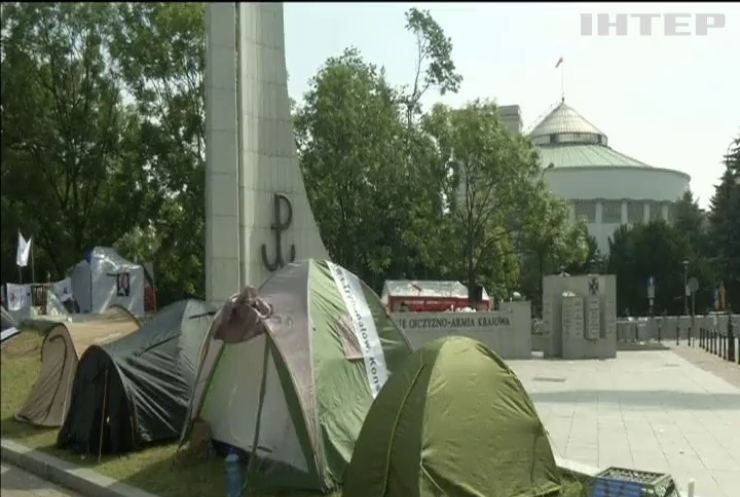 Протестующие в Варшаве разбили палаточный городок
