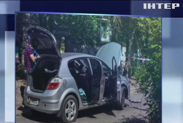 Вибух у Дніпрі: з понівеченого автомобіля дістали жінку