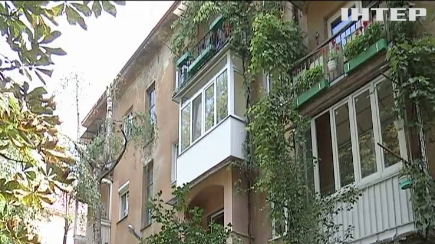 В Ужгороді мешканці багатоповерхівки другий місяць живуть без даху