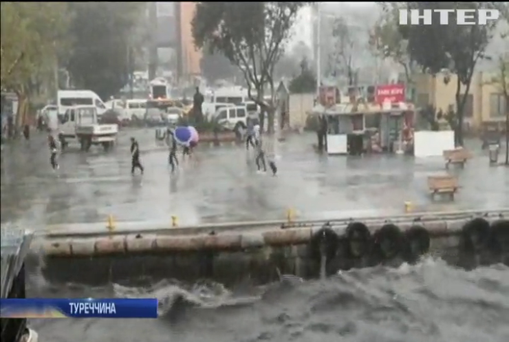 У Стамбулі шторм затопив метро