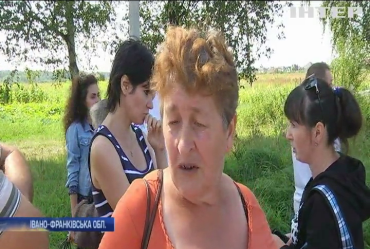 Жителі села на Івано-Франківщині заблокували дорогу через свавілля депутатів