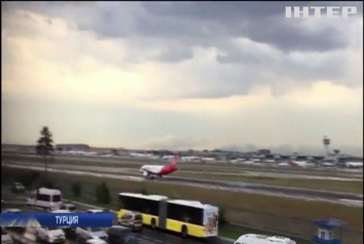 Высший пилотаж: украинский пилот посадил в Турции разрушенный в полете самолет