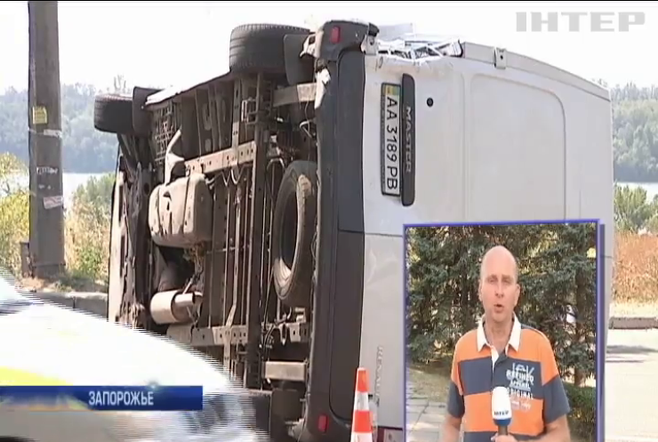 В Запорожье маршрутка с пассажирами врезалась в грузовой микроавтобус