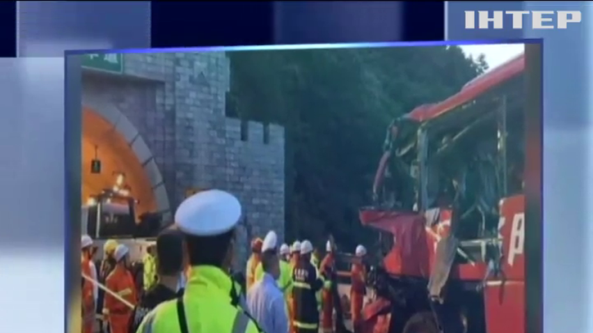 Масштабне ДТП у Китаї: автобус з пасажирами врізався в стіну