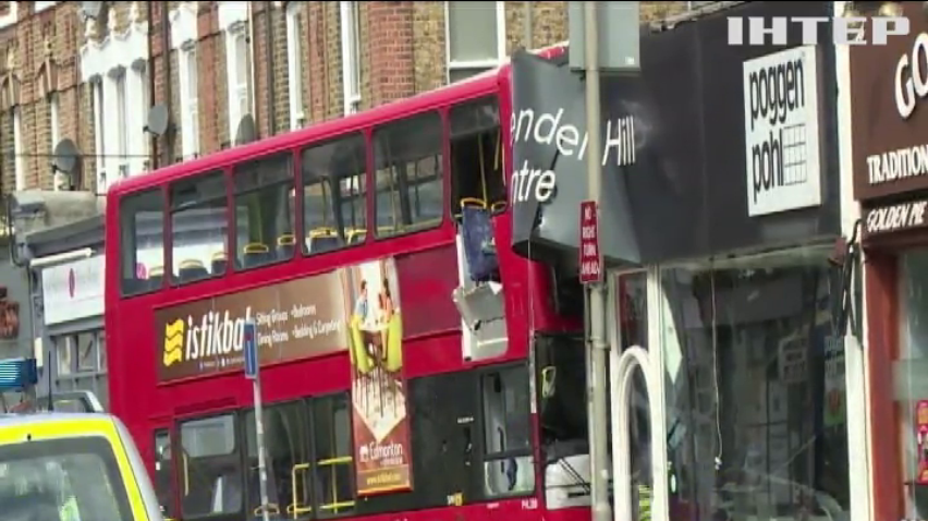 У Лондоні двоповерховий автобус протаранив крамницю