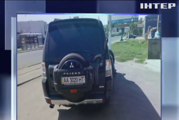 На Київщині водій позашляховика мало не збив жінку з немовлям (відео)