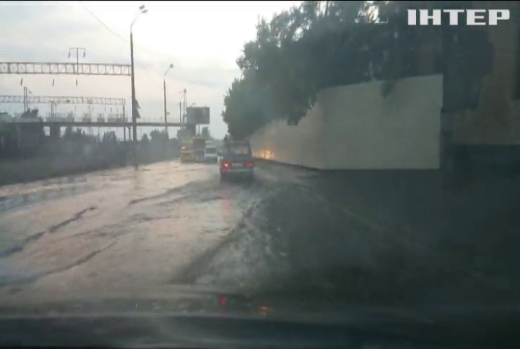 В Одесі негода перетворила вулиці на річки (відео)