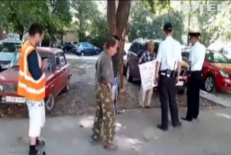 В окупованому Криму на одиночні пікети вийшли літні людей (відео)