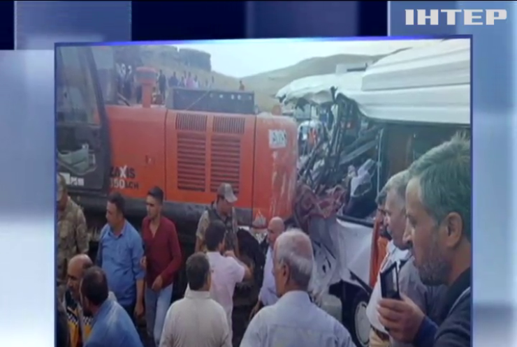 У Туреччині підйомний кран впав на пасажирський автобус