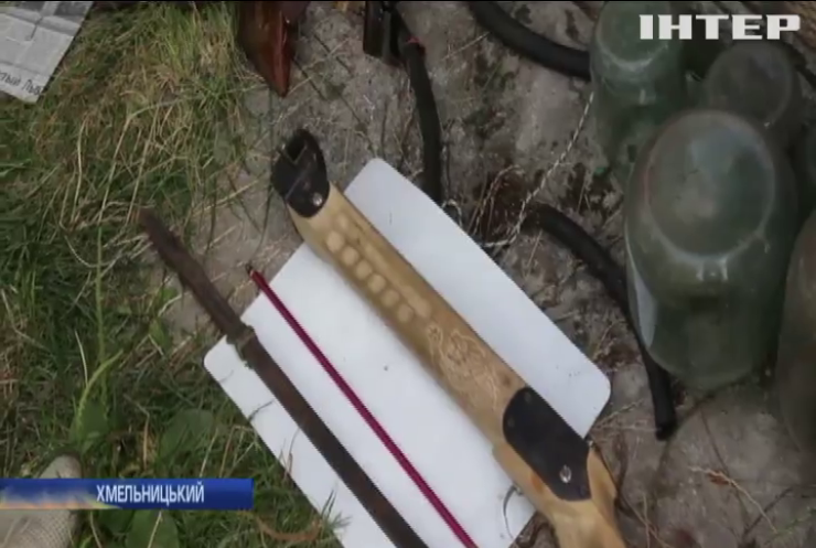 На Хмельниччині пенсіонер знайшов на дачі арсенал зброї