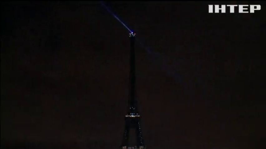 В Парижі згасла Ейфелева вежа на пам’ять про загиблих у Барселоні