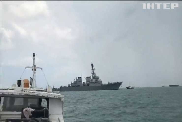 У Сингапурі есмінець ВМС США протаранив танкер (відео)