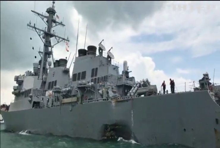 В Сингапуре американский эсминец столкнулся с танкером (видео)