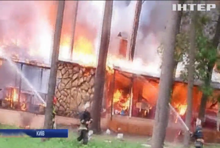 У Києві вигорів ресторан у парку Пушкіна (відео)