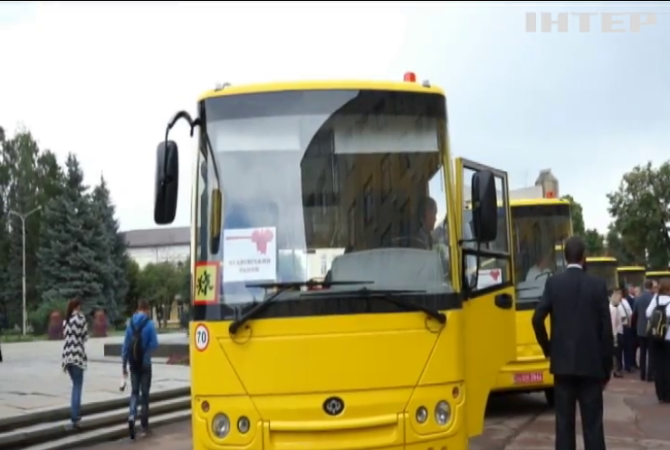 На Житомирщині школам передали 12 автобусів