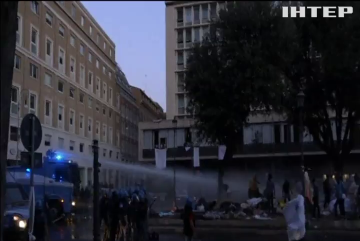 В Риме мигрантов заселяли в новострой водометами и дубинками (видео)