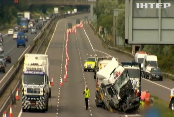 Авария в Великобритании: два грузовика раздавили автобус