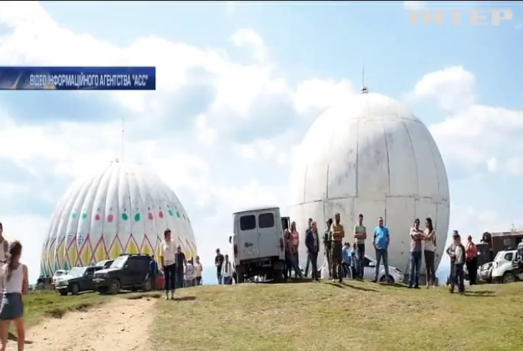 На Буковині художники розмалювали військовий радіолокаційний купол