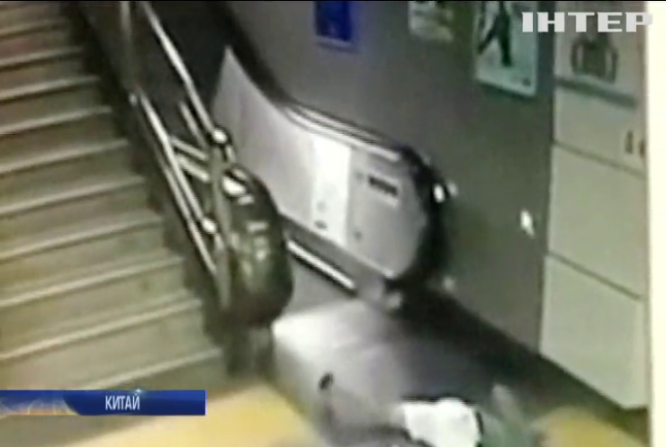 У Китаї жінка ледь не загинула у метро (відео)