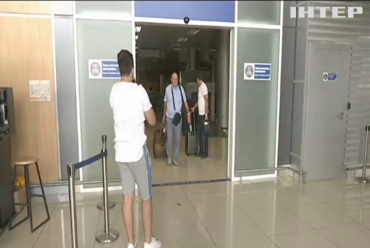 В аэропорту Харькова задержали 5 полицейских за вымогательство