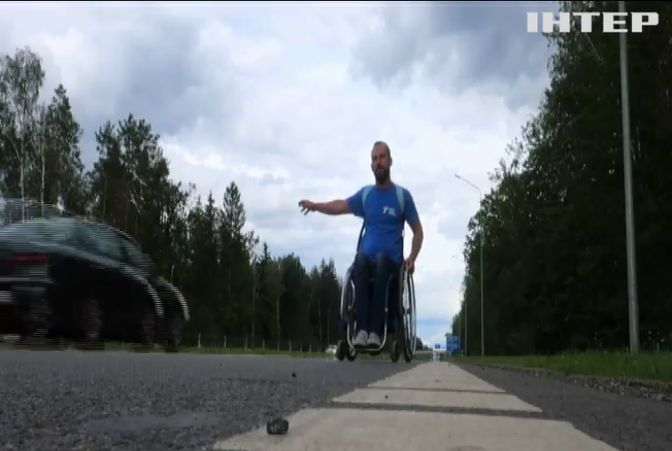 Киянин вирушив у подорож Україною у інвалідному візку (відео)