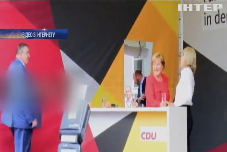 В Ангелу Меркель поцілили помідором під час передвиборчої промови (відео)