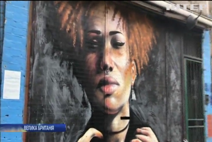 Художник у Лондоні створює мурали з темношкірими жінками